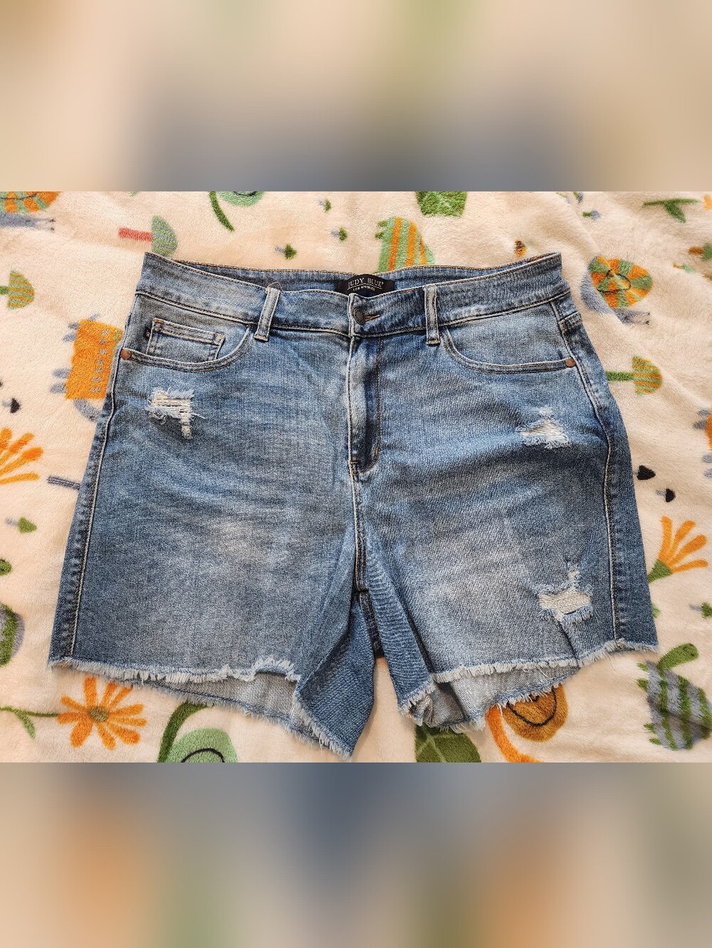 Judy Blue Classic Distressed Denim Shorts - Light Blue Size 1XL.